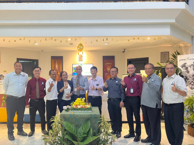 PrimeBiz Hotel Karawang Memperingati Anniversary ke-17 dengan Pemotongan Tumpeng Bersama